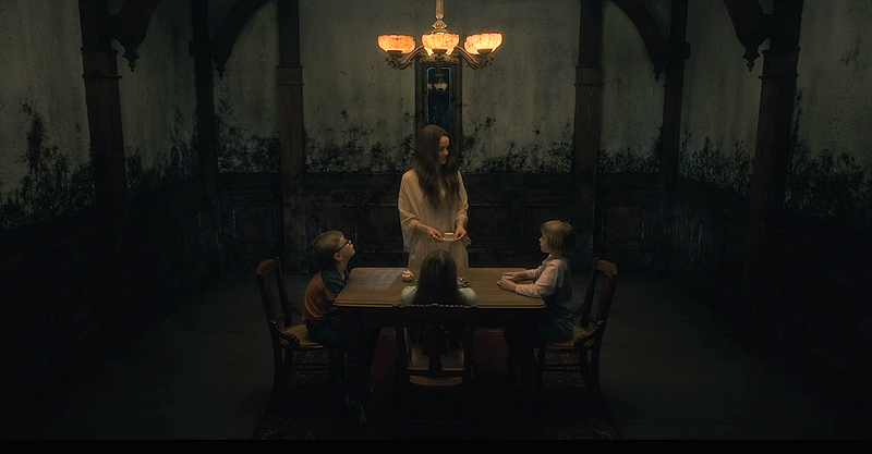 Julian Hilliard, Carla Gugino, Violet McGraw, Olive Elise Abercrombie